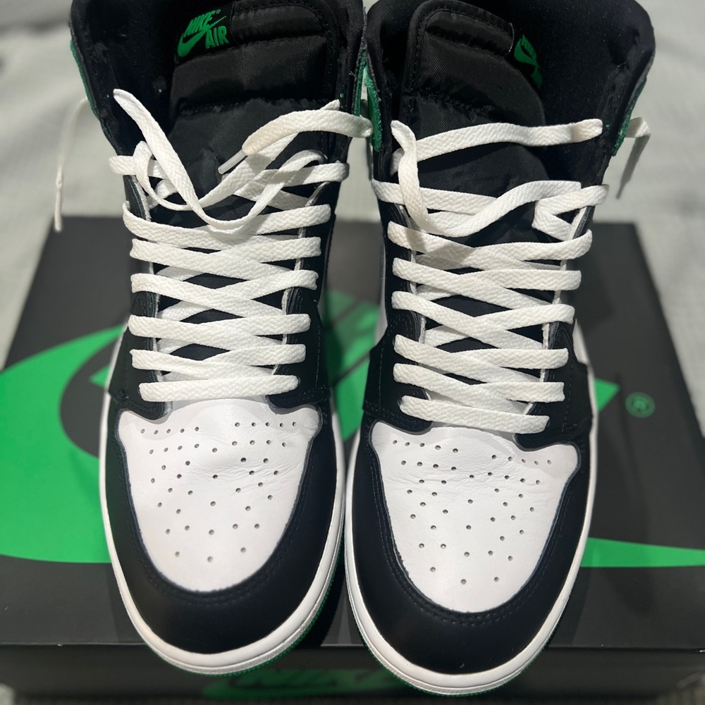 ⭐️Nike Air Black and White Sneakers with Green Accents⭐️